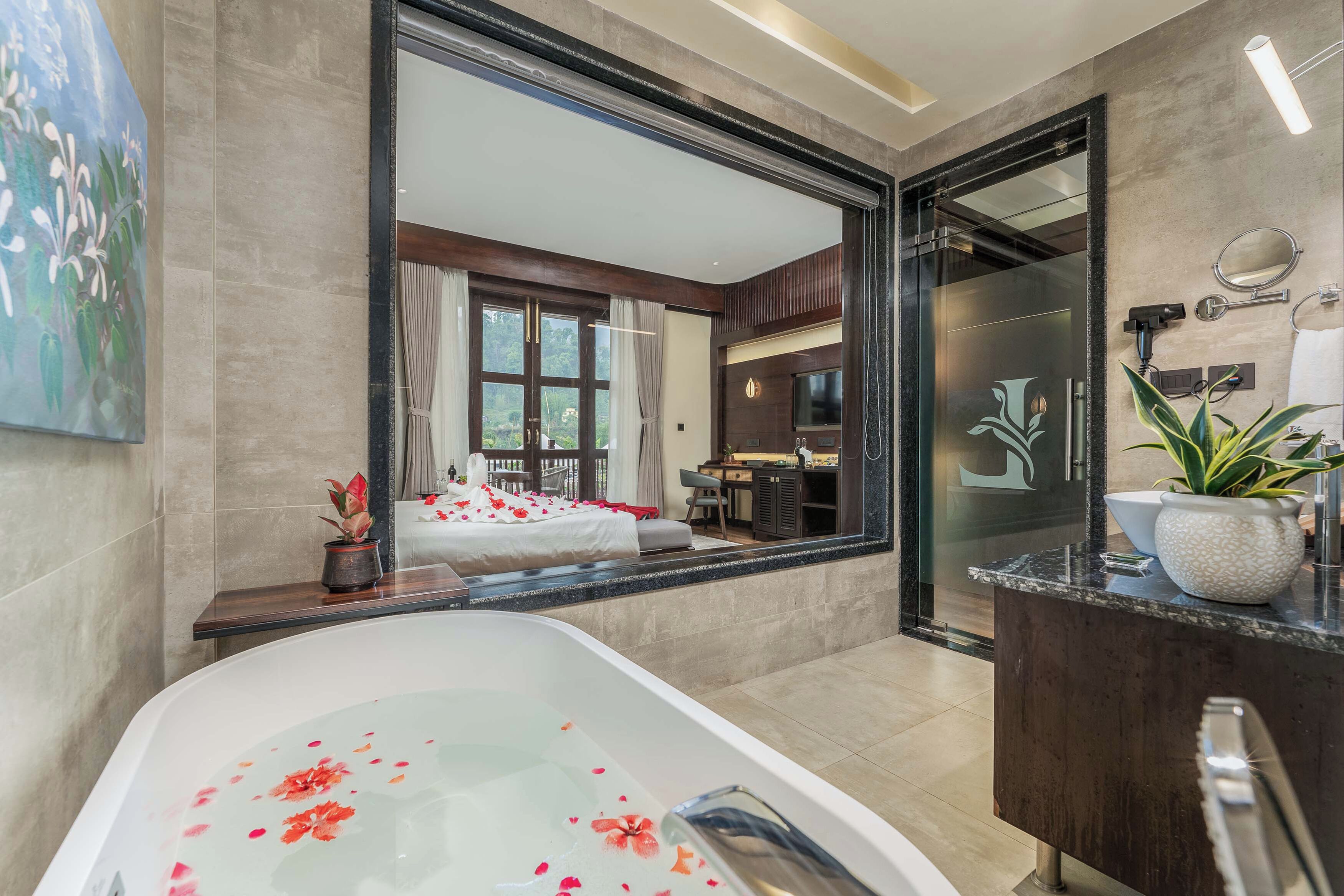 Quarto luxo | Banheiro | Banheira e chuveiro separados, banheira de imersão