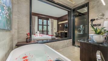 Quarto luxo | Banheiro | Banheira e chuveiro separados, banheira de imersão