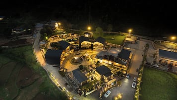 Fachada de la propiedad por la tarde o noche