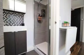 Secador de pelo, toallas, jabón y papel higiénico