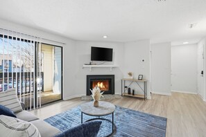 Smart TV, fireplace - Contemporary Comfort at 502 (Louisville)