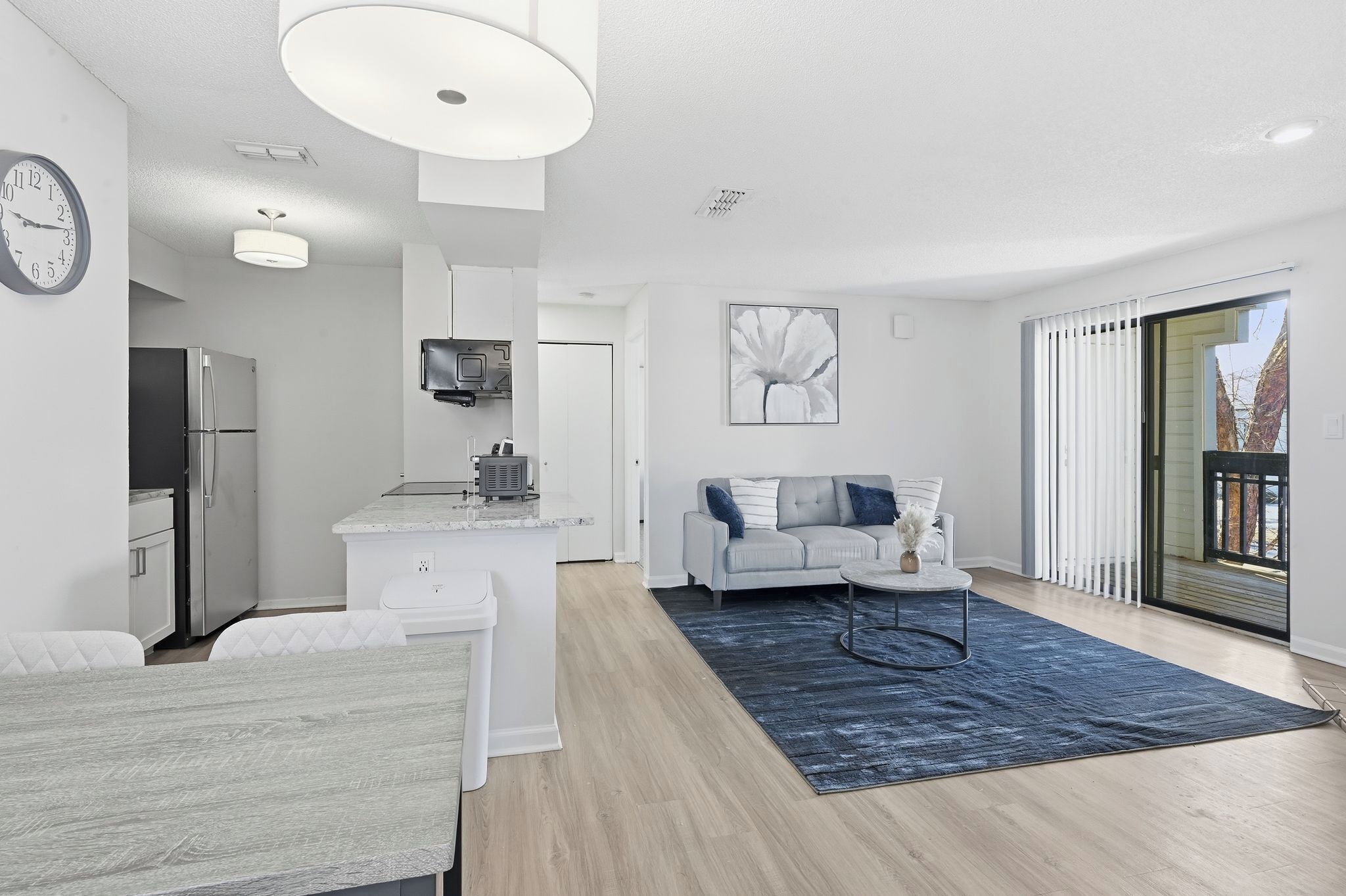 Een modern appartement met keuken, eethoek en woonkamer.
