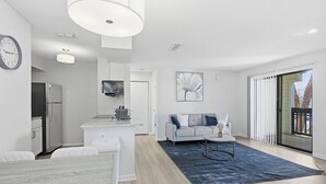 Eine moderne Wohnung mit Küche, Essbereich und Wohnzimmer.