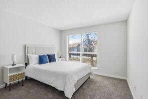 2 bedrooms, desk, iron/ironing board, travel cot - Contemporary Comfort at 502 (Louisville)