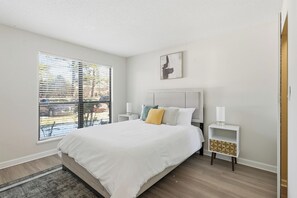 2 bedrooms, desk, iron/ironing board, travel cot - Modern Ease at The Taylor (Louisville)