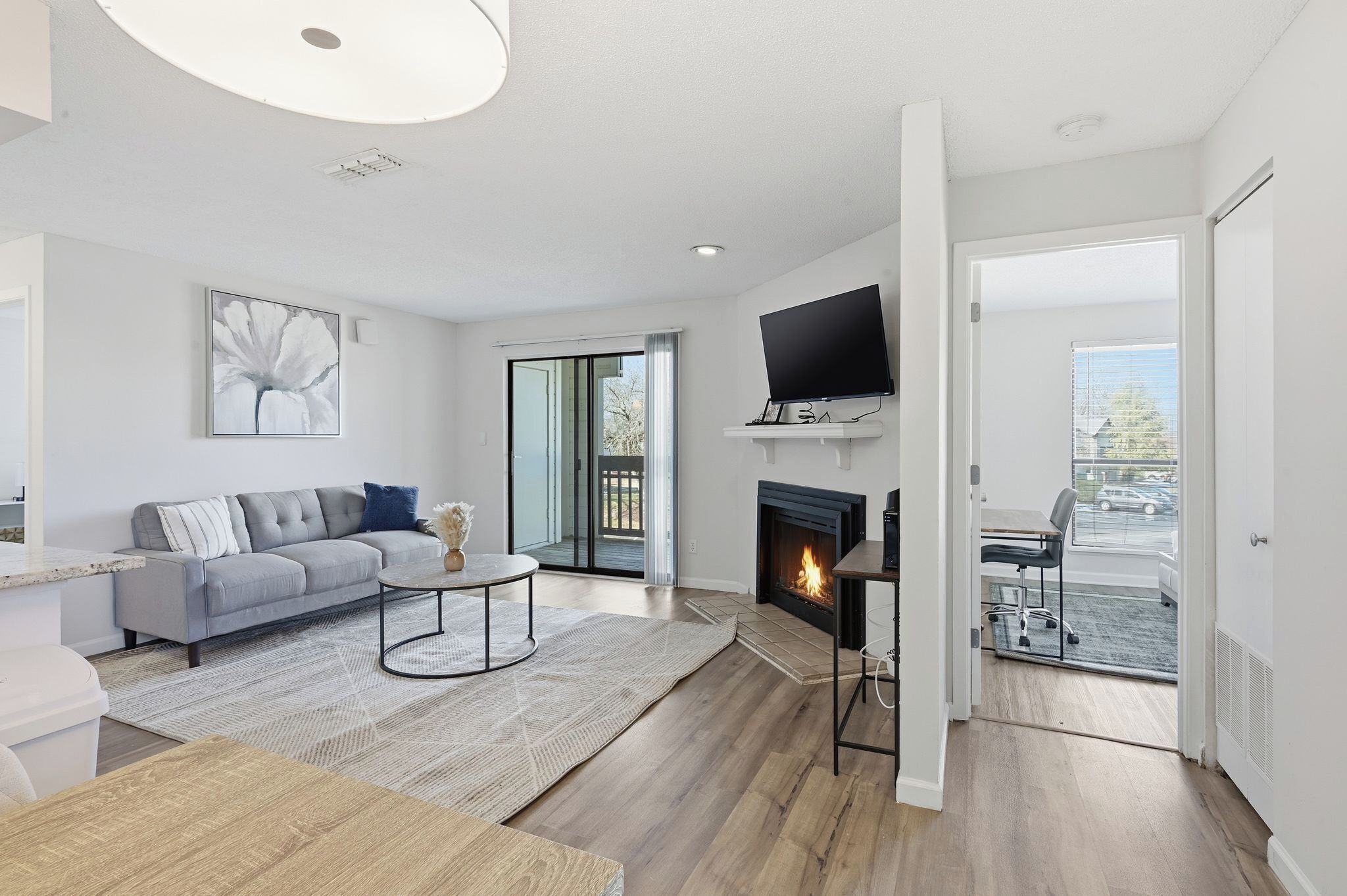 Televisión y chimenea 