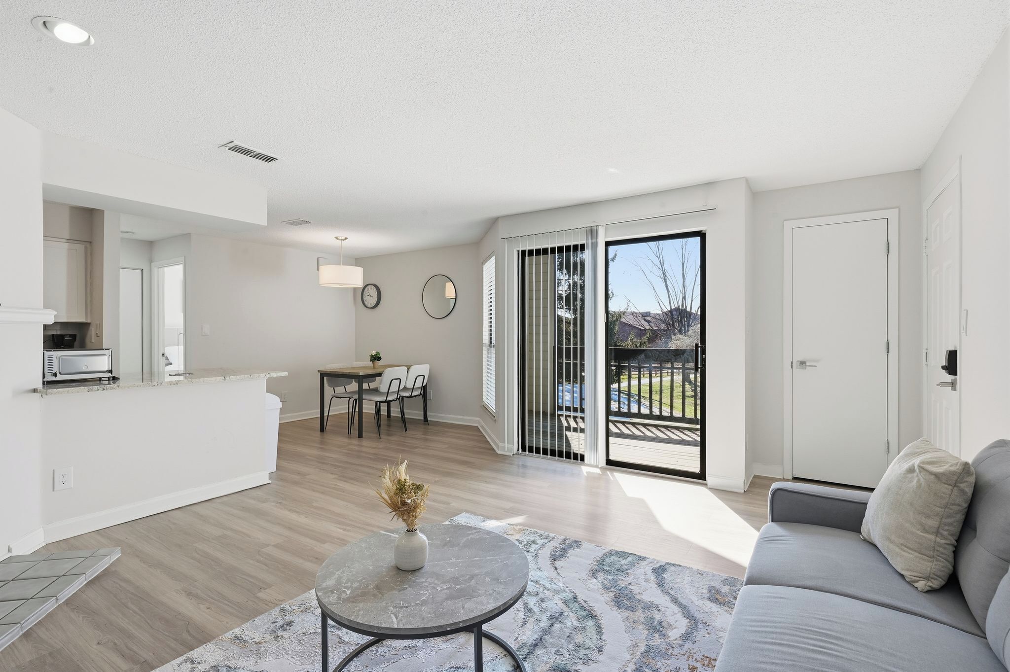 Televisión y chimenea 