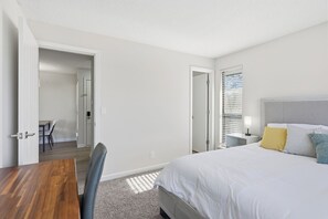 2 bedrooms, desk, iron/ironing board, travel cot - Relaxing Retreat with Modern Touches (Louisville)