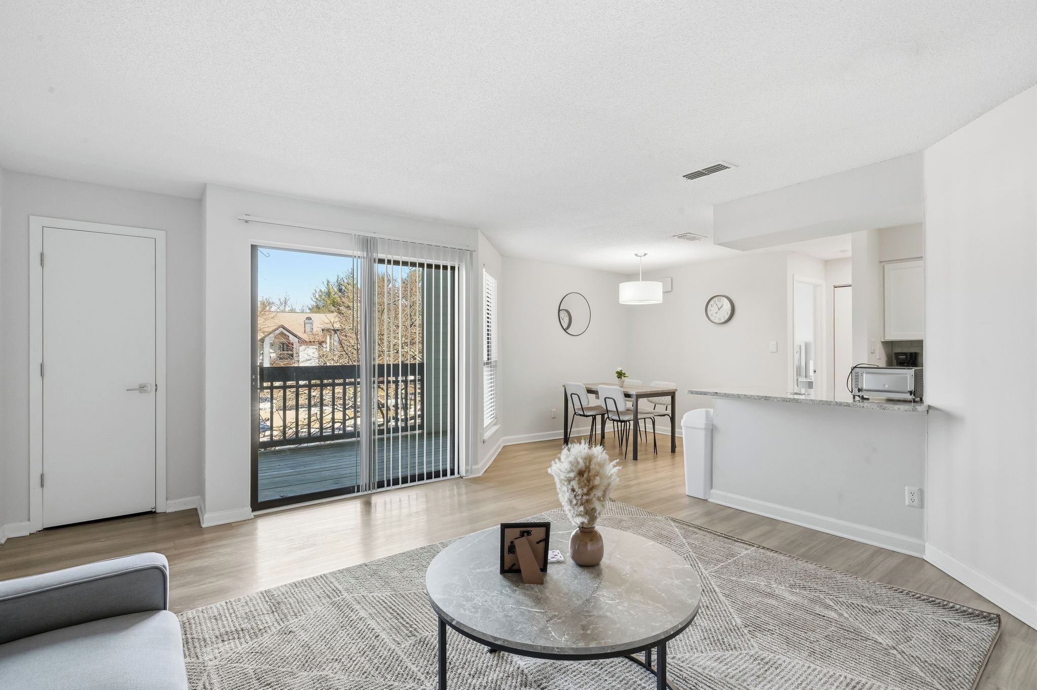 Televisión y chimenea 