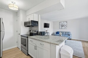 Fridge, microwave, oven, stovetop - Relaxing Retreat with Modern Touches (Louisville)