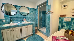 Hair dryer, towels, soap, toilet paper - Vrbo Property (Roquebrune-sur-Argens)