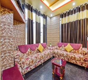 Living area - M K Hotel And Restaurant (Jammu)