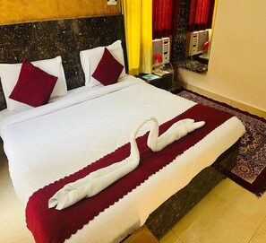 Desk, free WiFi - M K Hotel And Restaurant (Jammu)