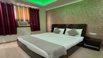 Deluxe Room | Desk, free WiFi