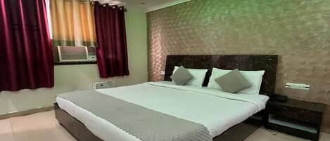 Deluxe Room | Desk, free WiFi