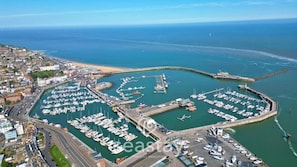 Marina - Stylish 2-bed seaview apartment in Ramsgate’s Royal Harbour. Sleeps 4, with private garage parking. Enjoy coastal walks, cafes, and stunning sunrise and sunsets from your own retreat — perfect for couples, families, or a relaxing seaside escape. (Kent)