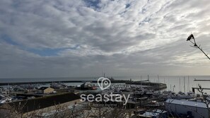 Marina - Stylish 2-bed seaview apartment in Ramsgate’s Royal Harbour. Sleeps 4, with private garage parking. Enjoy coastal walks, cafes, and stunning sunrise and sunsets from your own retreat — perfect for couples, families, or a relaxing seaside escape. (Kent)
