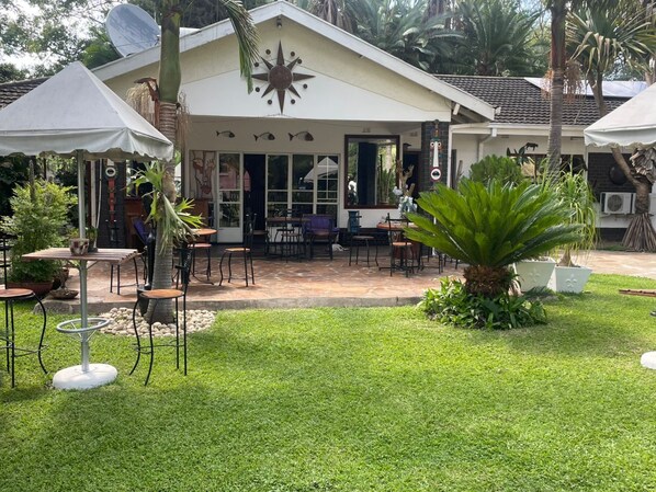 Outdoor dining - Sunshine Guest House (Harare)