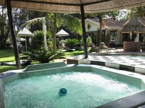 Outdoor spa tub - Sunshine Guest House (Harare)