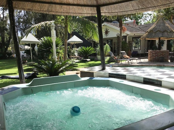 Outdoor spa tub - Sunshine Guest House (Harare)