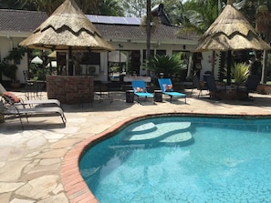 Outdoor pool - Sunshine Guest House (Harare)