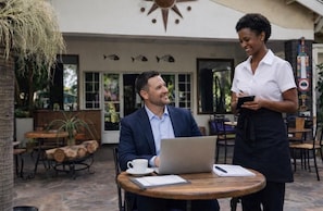 Outdoor dining - Sunshine Guest House (Harare)