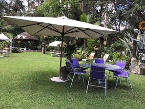 Outdoor dining - Sunshine Guest House (Harare)