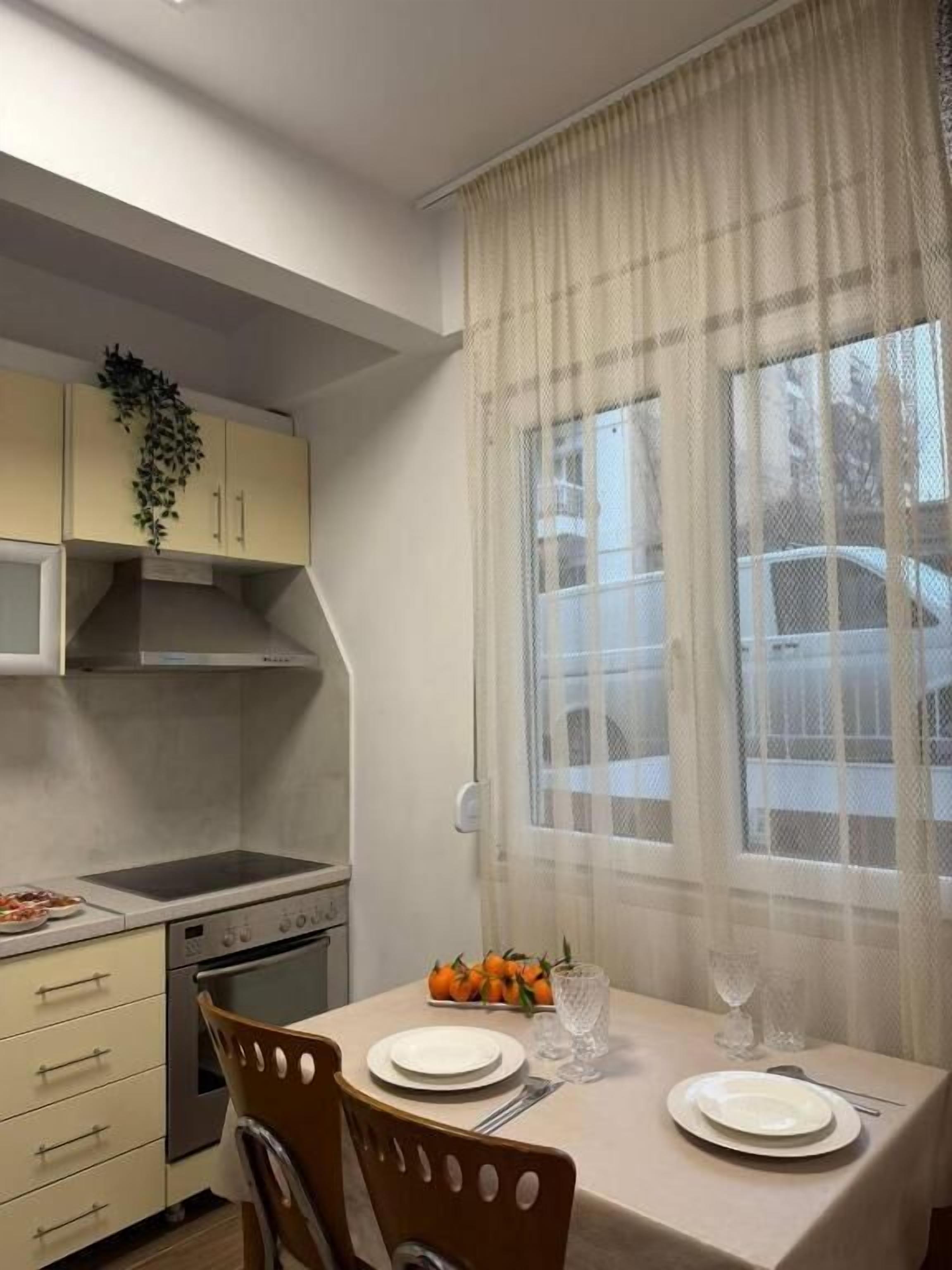 Kjøleskap, ovn, vannkoker og kjøkkenutstyr