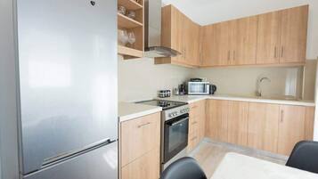 Kjøleskap, ovn, kaffetrakter/tekoker og vannkoker