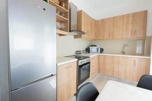 Kjøleskap, ovn, kaffetrakter/tekoker og vannkoker