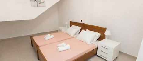 1 slaapkamer, een strijkplank/strijkijzer, beddengoed