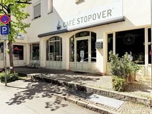 Exterior detail - 'GoldPath' Passau-Central-Pizzaria-Coffee-Innpromenade-Uniwiese-WipuTV (Passau)