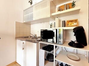 Fridge, microwave, oven, stovetop - 'GoldPath' Passau-Central-Pizzaria-Coffee-Innpromenade-Uniwiese-WipuTV (Passau)
