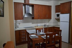 Apartment | Private kitchen - Hostal Ruralis Altozano (Montánchez)