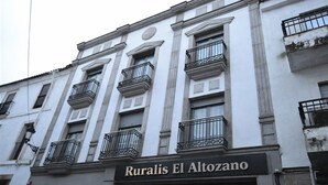 A building with a sign reading "Ruralis El Altozano". - Hostal Ruralis Altozano  (Montánchez)