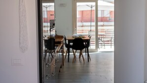 Et moderne køkken med rustfrie stålapparater, et træspisebord og en glasdør til en udendørs patio.