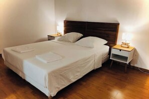 Een strijkplank/strijkijzer, wifi, beddengoed