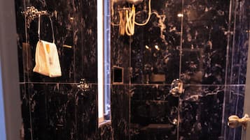 Premium Double Room | Bathroom | Shower, towels, soap, shampoo