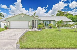 Exterior - Sunshine Oasis Pool/Spa Retreat–Pool Heat Included (Cape Coral)