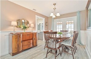 Dining - Sunshine Oasis Pool/Spa Retreat–Pool Heat Included (Cape Coral)