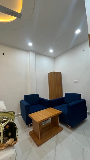 Deluxe Double Room | Private kitchen | Dining tables - Hotel Taj Elevate  (Agra)