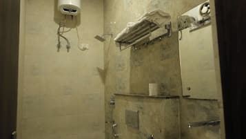 Habitación Deluxe doble | Baño | Artículos de higiene personal gratuitos, toallas, jabón y champú