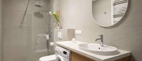 Appartement classique | Salle de bain | Articles de toilette (gratuits), séchoir à cheveux, serviettes fournies