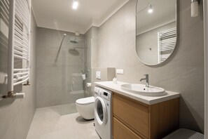 A modern bathroom with a washing machine, toilet, and a large mirror. - HoliApart Trimare Billard &Seasonal Pool (Sztutowo)