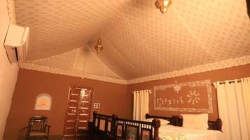 Laptop workspace, soundproofing, free WiFi