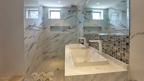A modern bathroom with a large bathtub, a shower, and a vanity with a mirror. - Top Sea view villa Josephine. Close to Chaweng beach (Koh Samui)