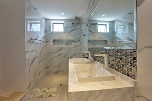 A modern bathroom with a large bathtub, a shower, and a vanity with a mirror. - Top Sea view villa Josephine. Close to Chaweng beach (Koh Samui)