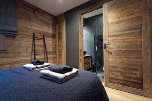 Een strijkplank/strijkijzer, internet, beddengoed