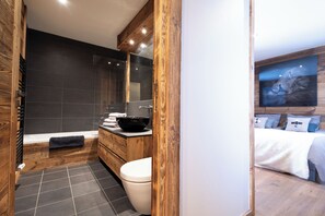 Een douche, een bubbelbad, een haardroger, handdoeken