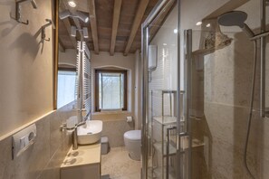 Shower, bidet, towels, shampoo - Brezza: Panoramic Farmhouse Apt with Pool & 2 Double Bedrooms (Suvereto)